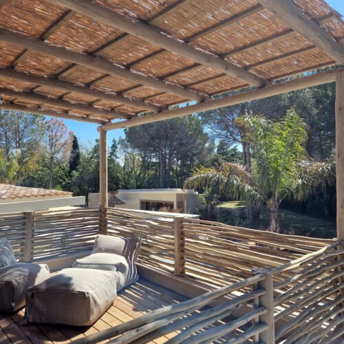 Installation et aménagements d'une pergola en bois sur terrasse d'une villa privée à Ramatuelle par Ekolinea.