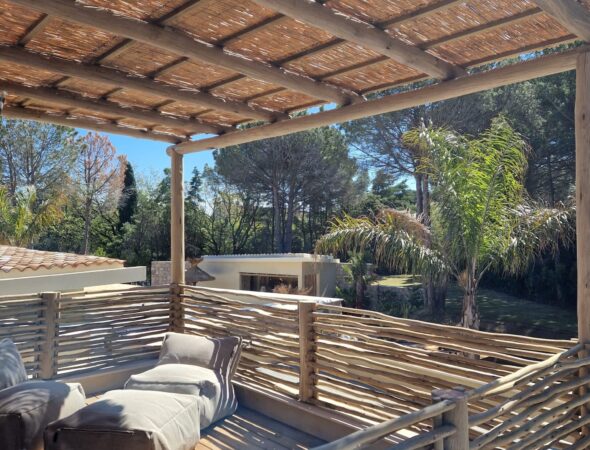 Installation et aménagements d'une pergola en bois sur terrasse d'une villa privée à Ramatuelle par Ekolinea.