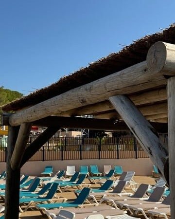 Zoom sur une pergola en bois et roseau de Camargue fabriquée par Ekolinea