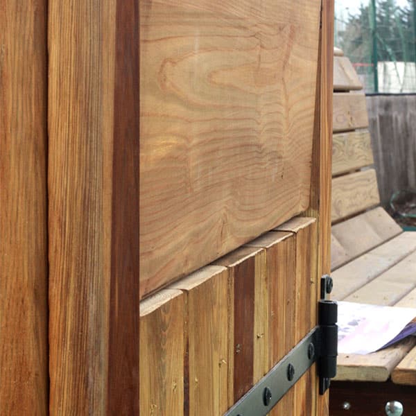 Zoom sur notre poubelle d'extérieure en bois conçue par Ekolinea