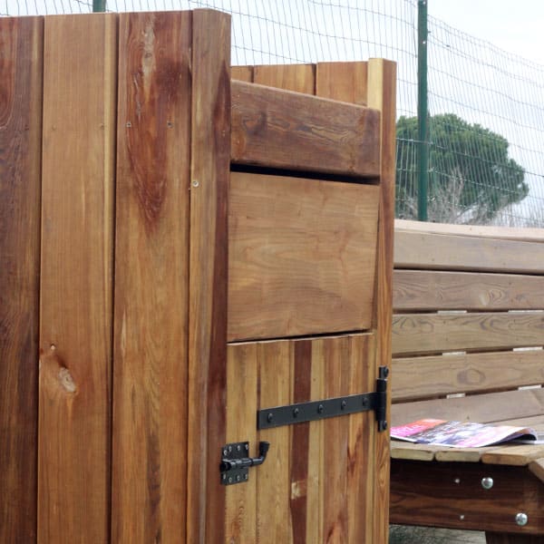 Poubelle d'extérieure en bois conçue par Ekolinea