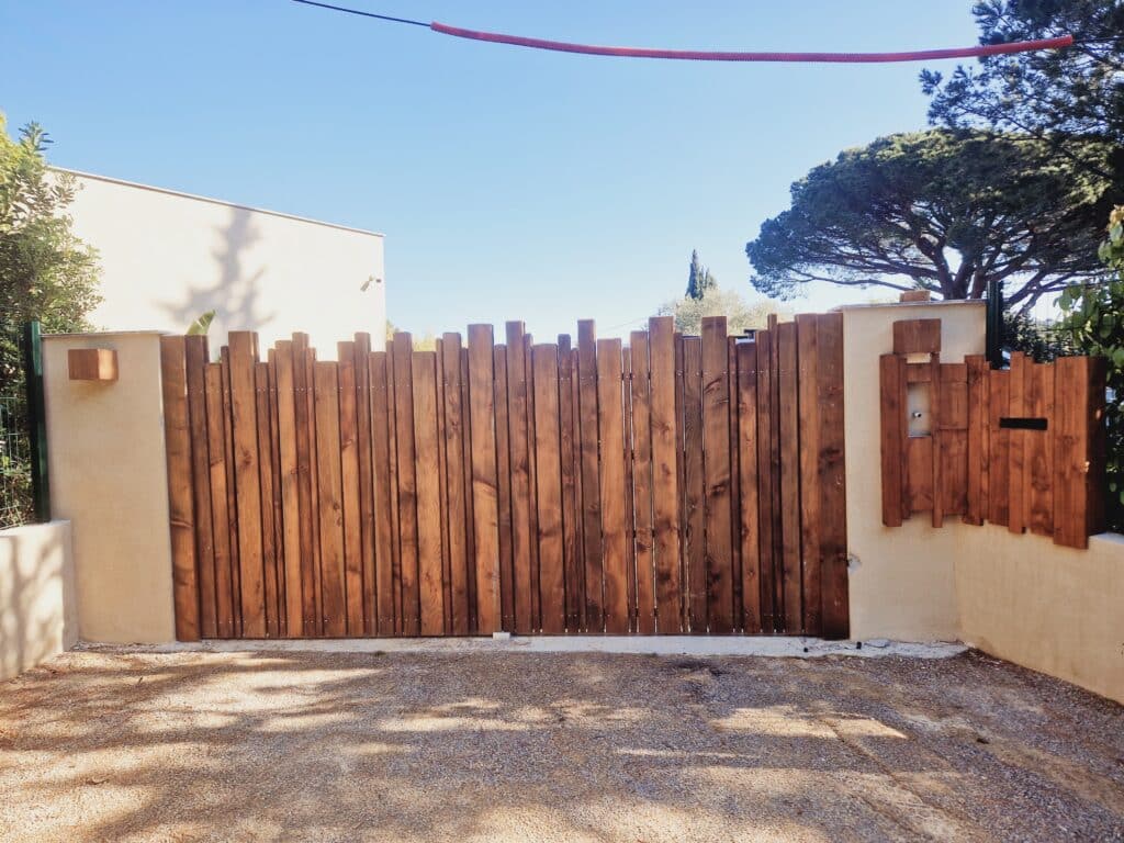 Portail brise-vue d'une villa Portail brise-vue en bois dans une villa privée à Ramatuelle