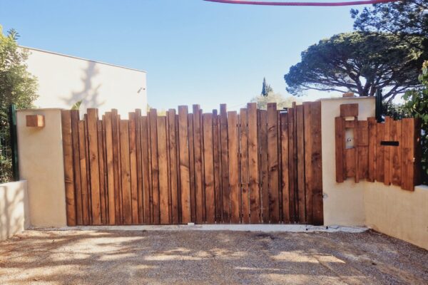 Portail brise-vue en bois dans une villa privée à Ramatuelle