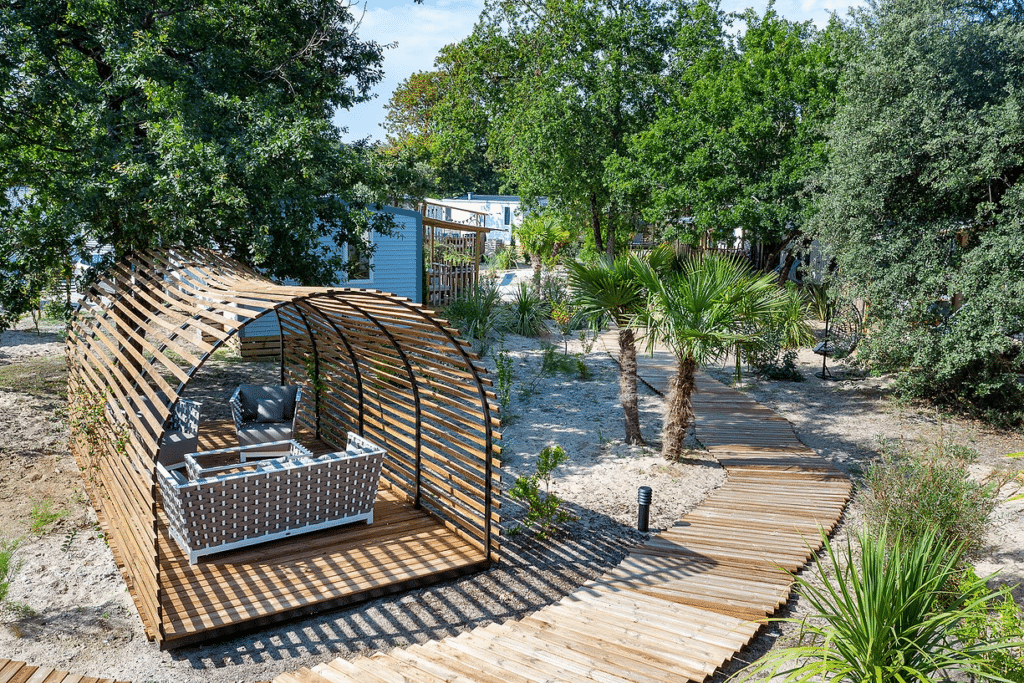 Plancher en bois dans un camping Pergola et plancher en bois au camping Sandaya Soulac PLage