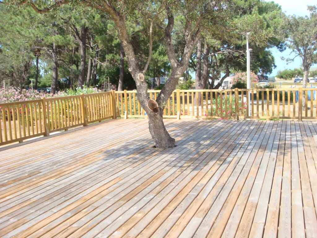 Terrasse et barrières en bois Terrasse et barrières en bois par Ekolinea dans un camping en Corse