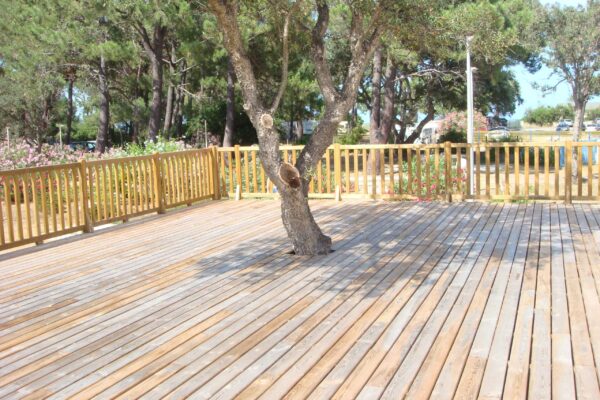 Terrasse et barrières en bois par Ekolinea dans un camping en Corse
