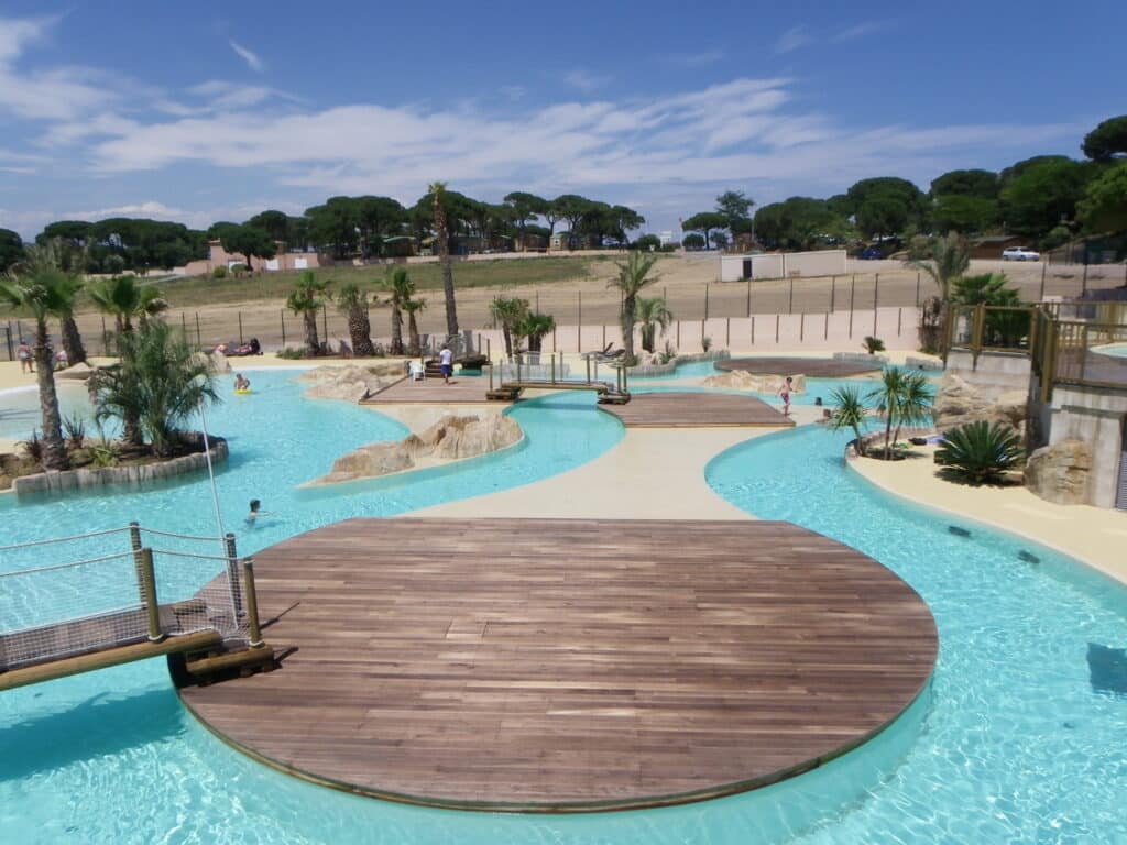 Passerelles et terrasses en bois autour d’une piscine Passerelles et terrasses d'une piscine d'un camping par Ekolinea