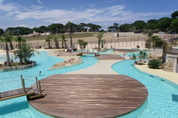 Passerelles et terrasses d'une piscine d'un camping par Ekolinea