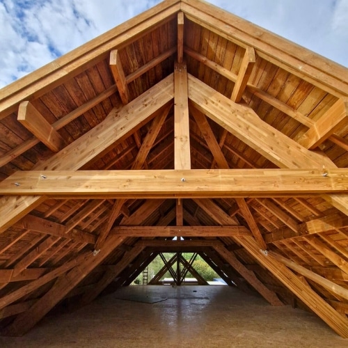 Charpente en bois fabriquée et posée dans un camping en Corse