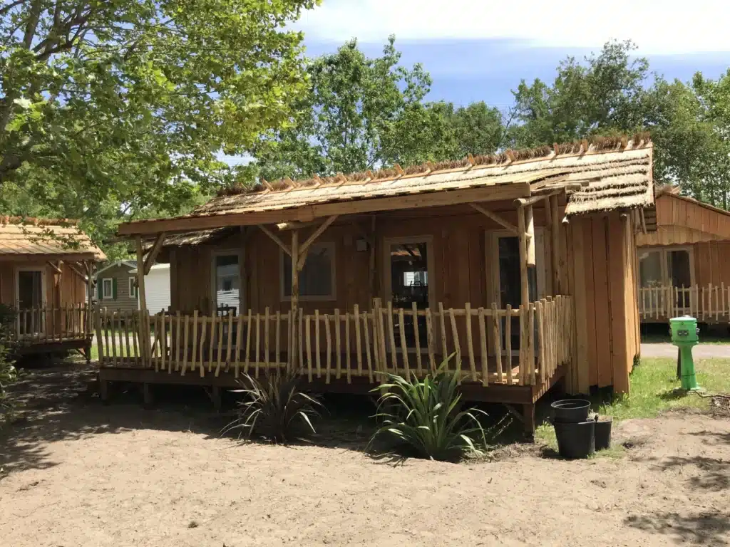 Renovation bardage bois Rénovation grâce à un bardage en bois pour un mobil-home de camping