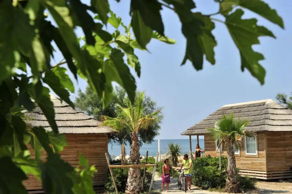 Couverture de toiture en roseau camping Pose et installation d'une couverture en roseau de Camargue pour la renovation d'un toit de mobil-home