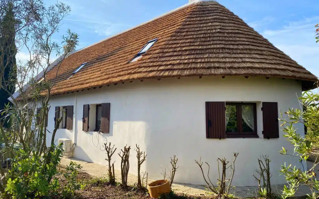 Maison gardian couverture roseau Ekolinea expertise Une toiture en fibre naturelle écologique et traditionnelle