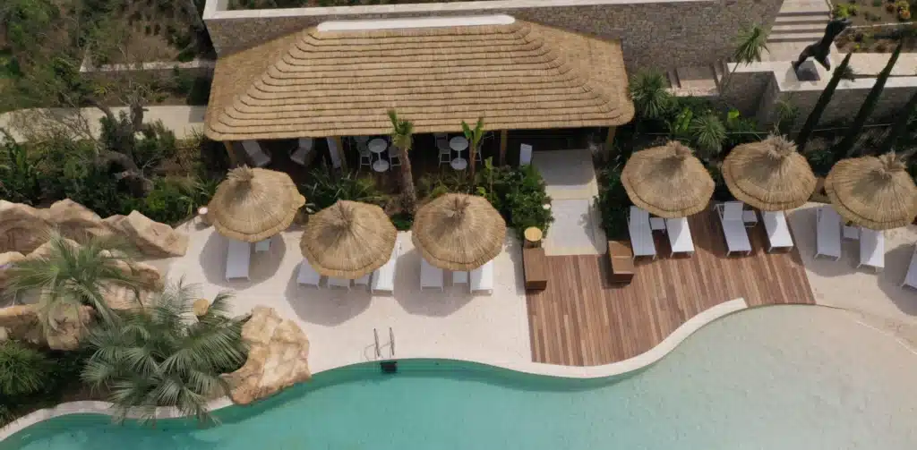 Lagon Domaine du Mas de Pierre Installation de parasols camarguais exotiques, pose d'une terrasse en bois et de la couverture de toit en roseau de Camargue du bar paillote