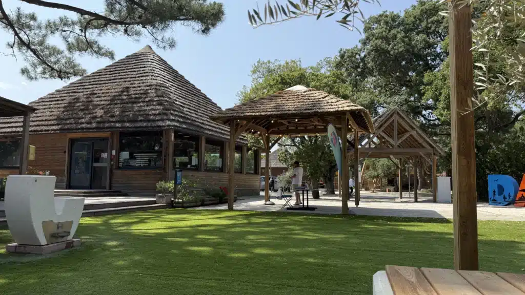 Paillote tropicale en roseau par Ekolinea Paillote tropicale en roseau de Camargue et structure en bois certifié. Installation dans un camping en Corse