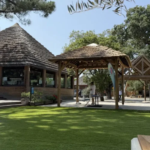 Paillote tropicale en roseau de Camargue et structure en bois certifié. Installation dans un camping en Corse