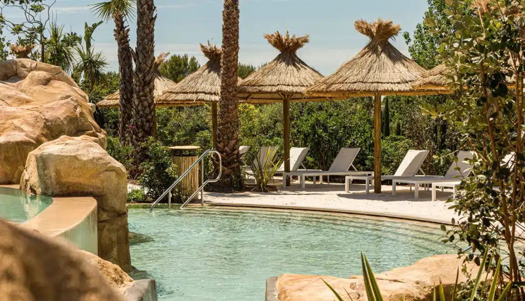 Hotel 5 étoiles parasols ekolinea Installation de parasols au lagon du Domaine du Mas de PIerre, membre Relais & Châteaux et hôtel 5 étoiles à Saint-Paul-de-Vence