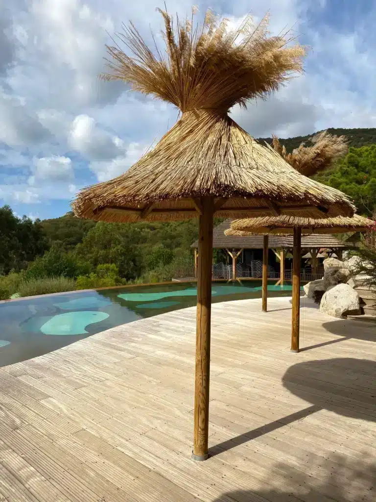 Parasol roseau Fait à la main, nos parasol roseau de Camargue séduit hôtel haut de gamme comme hôtellerie de plein air. Découvrez nos parasols tropicaux en roseau