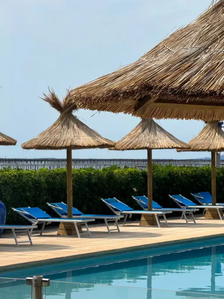 Parasol en roseau de camargue Installation de parasols en roseau de Camargue dans une hôtel à Bouzigues.