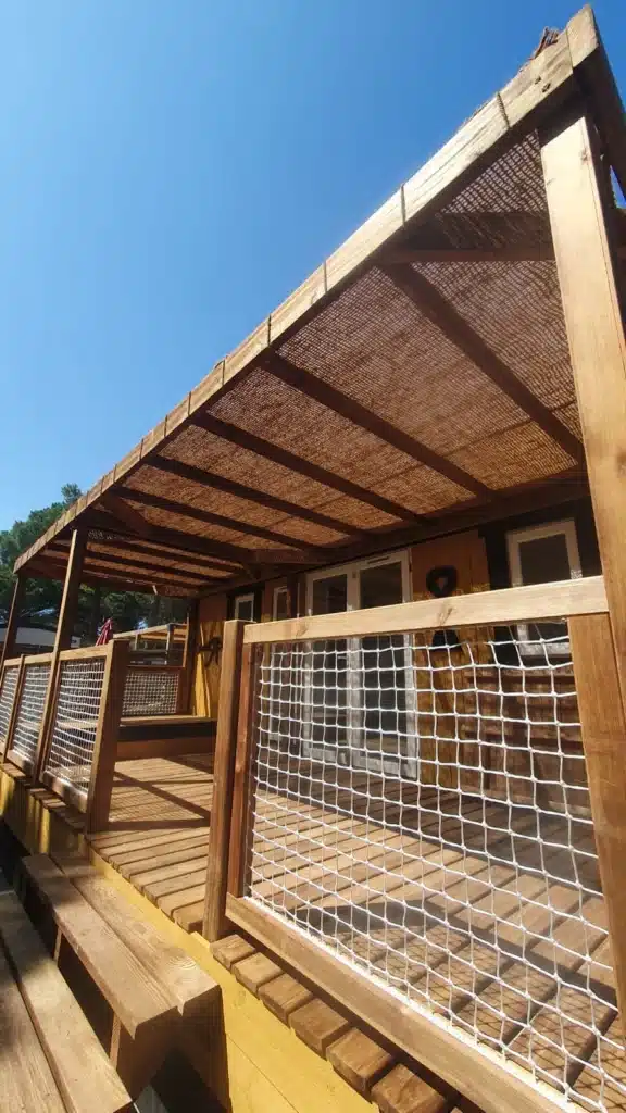 ekolinea-pergola-mobil-home-bois-toile-fibre-naturelle
