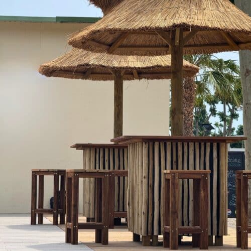 Installation d'un parasol en roseau de Camargue et sa table intégrée en bois