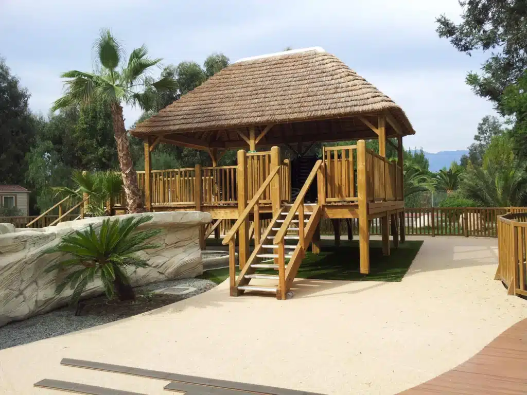 Paillote Ekolinea camping roseau Paillote en roseau de Camargue et bois installée dans un camping