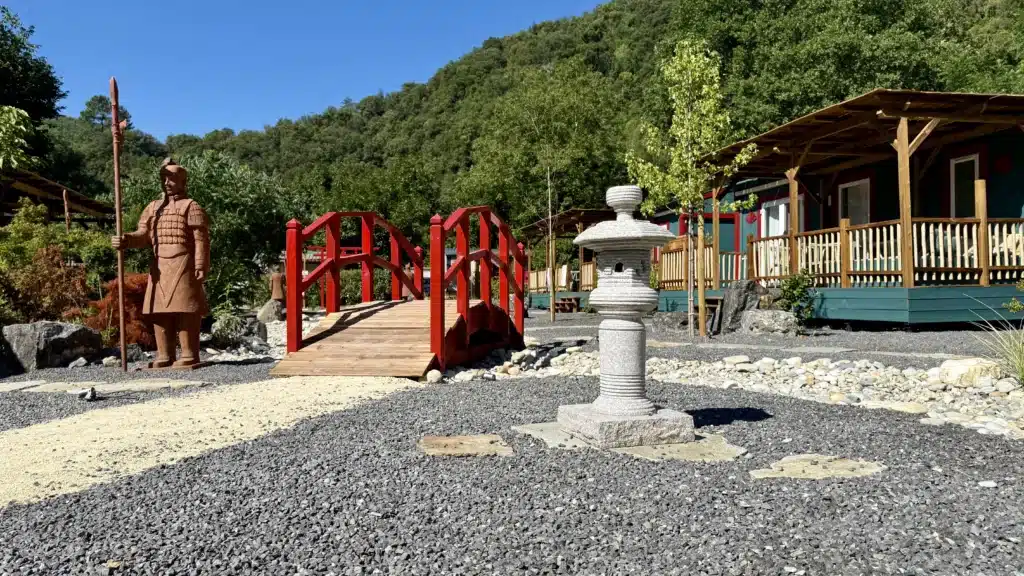 Personnalisation bardage mobil-home bois Personnalisation sur le thème japonais de mobil-home. Thématisation d'une zone par Ekolinea.