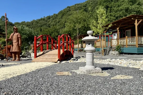 Personnalisation sur le thème japonais de mobil-home. Thématisation d'une zone par Ekolinea.