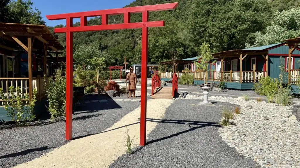 Thème Japon bois Ekolinea Personnalisation thématisation d'un espace hébergement locatif en bois par Ekolinea