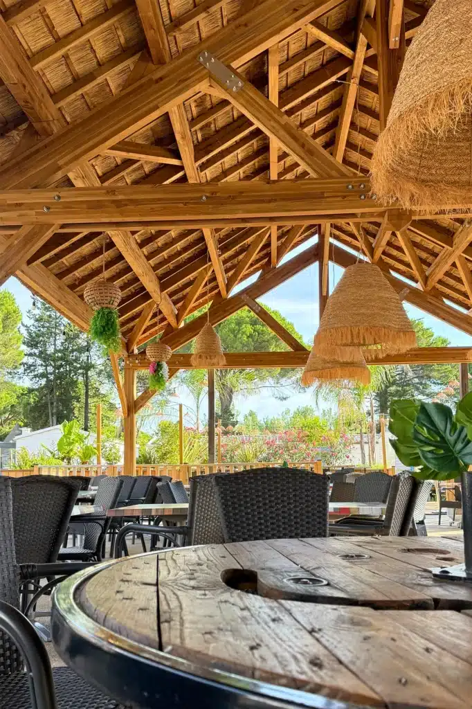 Charpente paillote bois Installation et conception d'un structure en bois type paillote tropicale, avec une couevrture en roseau