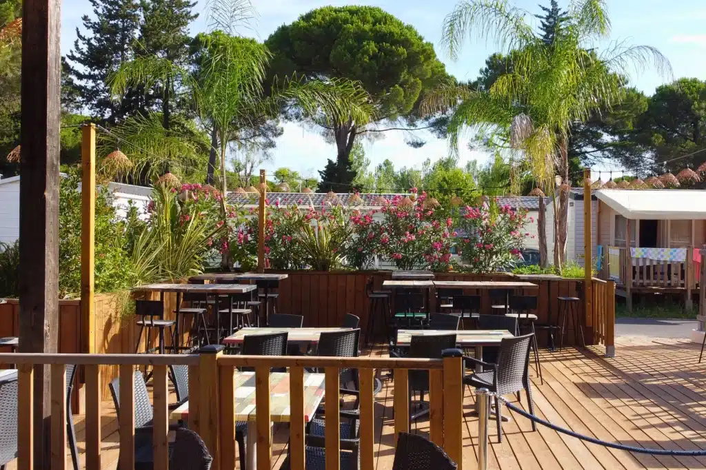 Terrasses jardinieres bois Installation sur une terrasse de jardinières en bois au camping Maiana Resort