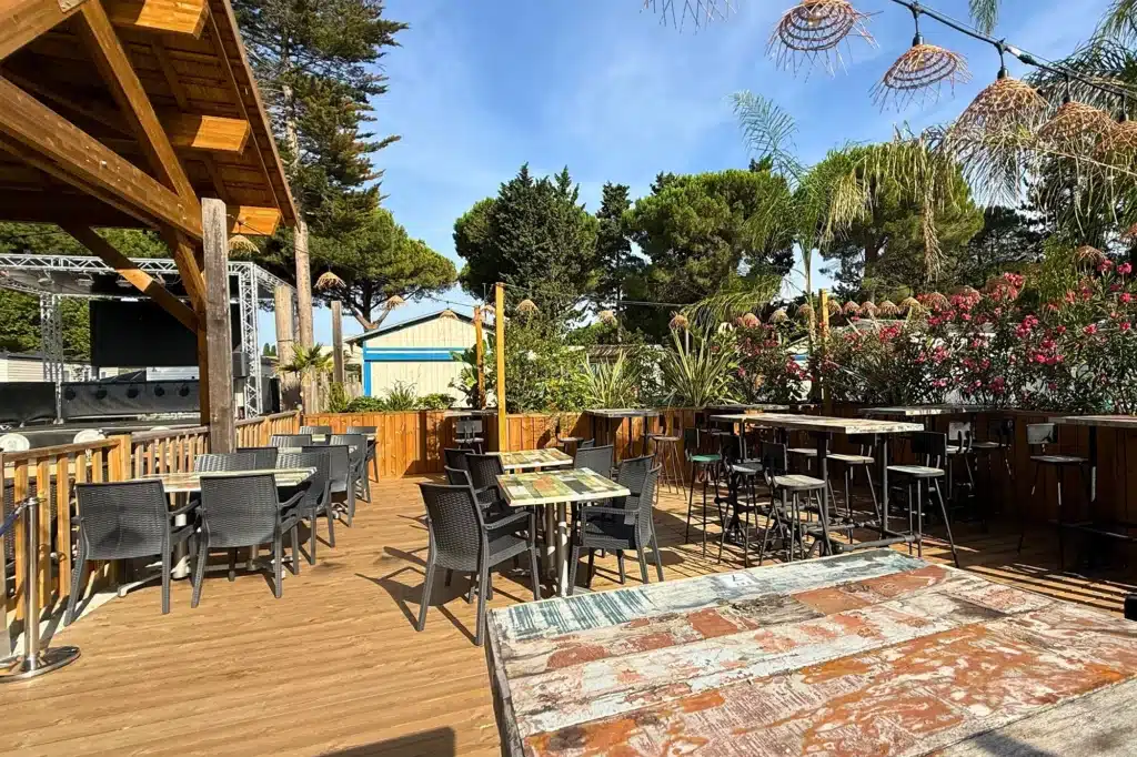 Jardinière bois Fabrication de jardinières en bois pour l'espace restauration dans le camping Maiana Resort