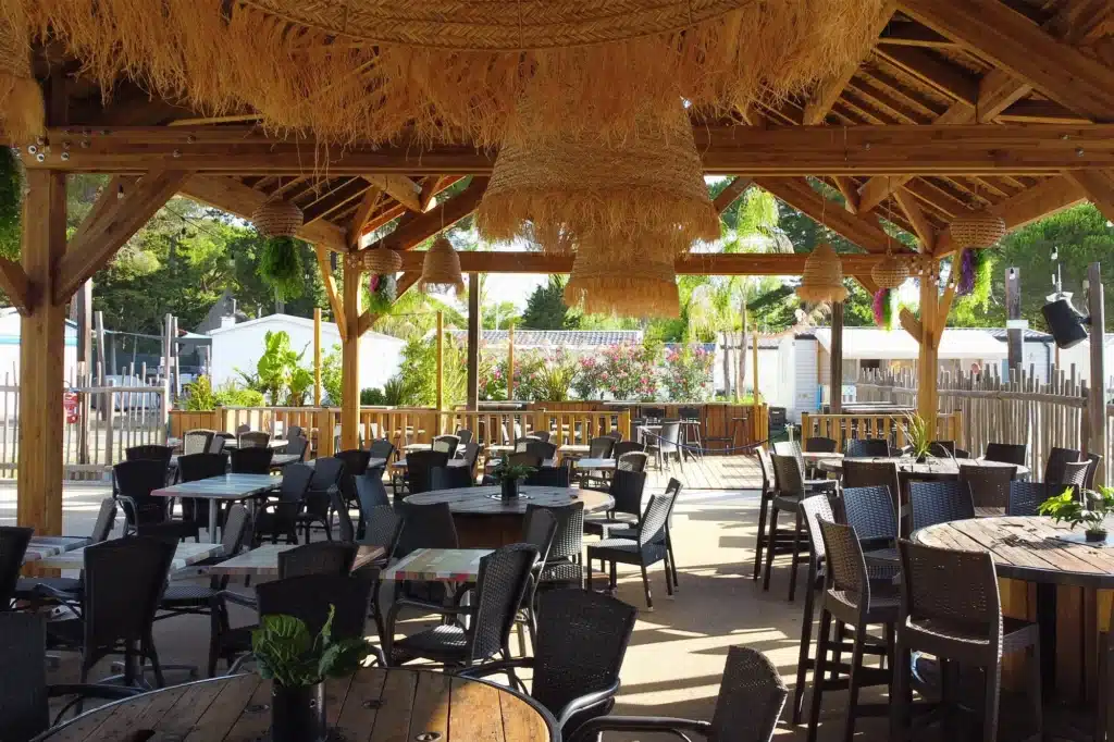 Paillote roseau charpente bois Fabrication puis installation à Maiana Resort à La Grande Motte d'une paillote géante