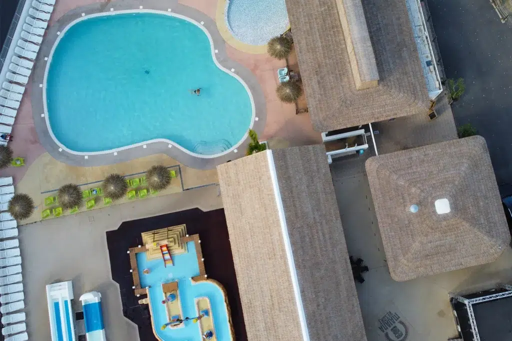 Paillote tropicale piscine Couverture de toits en roseau de Camargue près de la piscine du camping Maiana Resort à La Grande Motte