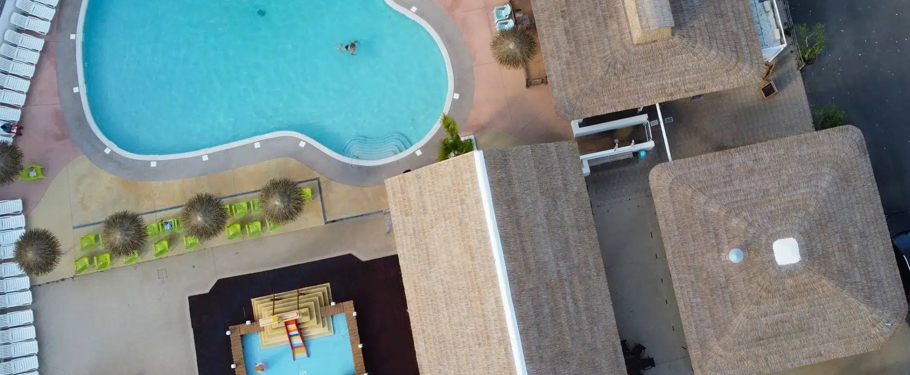 Couverture de toits en roseau de Camargue près de la piscine du camping Maiana Resort à La Grande Motte