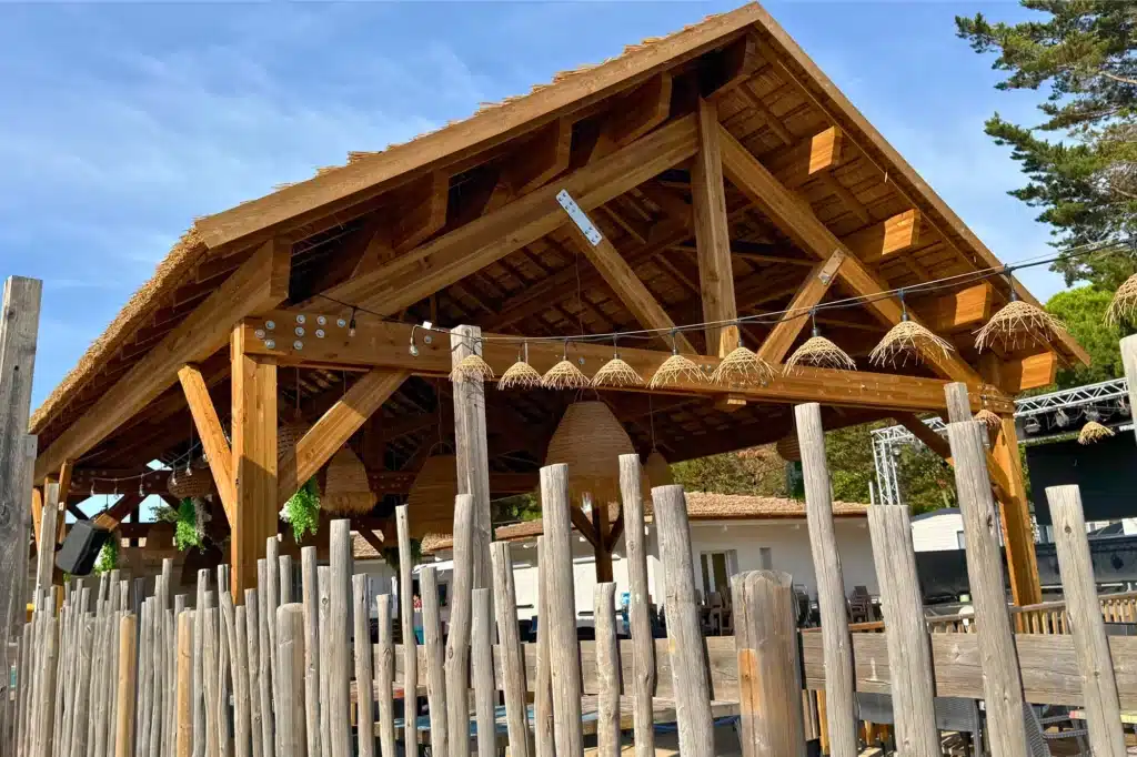 Charpente traditionnelle en bois Une charpente traditionnelle en bois et en roseau de Camargue par Ekolinea