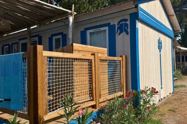 Personnalisation du bardage d'un mobil-home sur le thème Grec