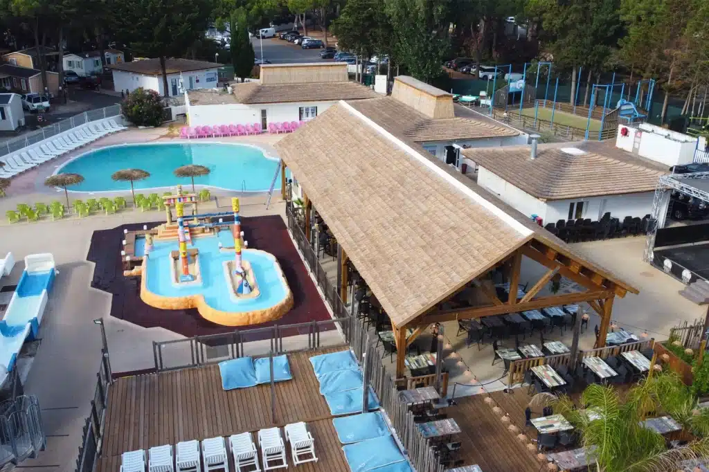 Paillotes roseau et bois Fabrication et installation d'une paillote géante avec une couverture en roseau. Camping Maiana Resort, La Grande Motte