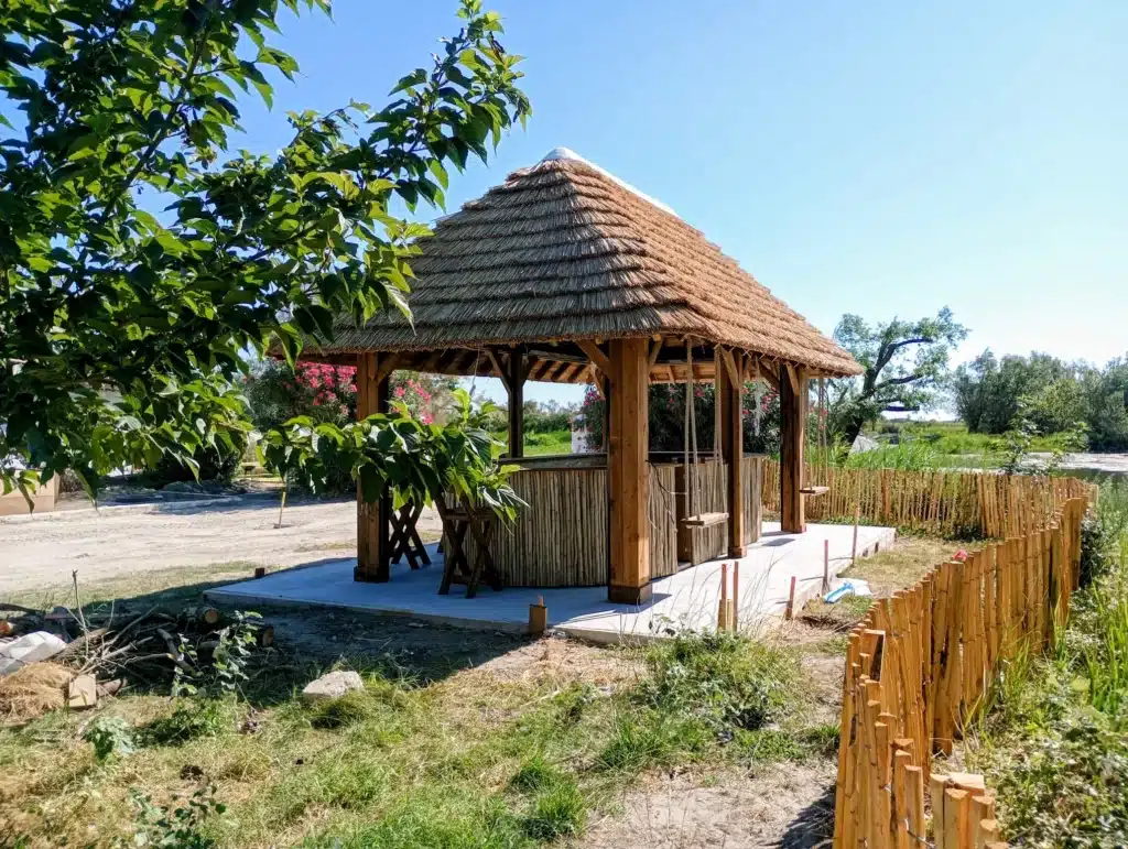 Paillote bar roseau bois Fabrication et installation d'une paillote bar et son comptoir en bois dans un mas en Camargue par Ekolinea