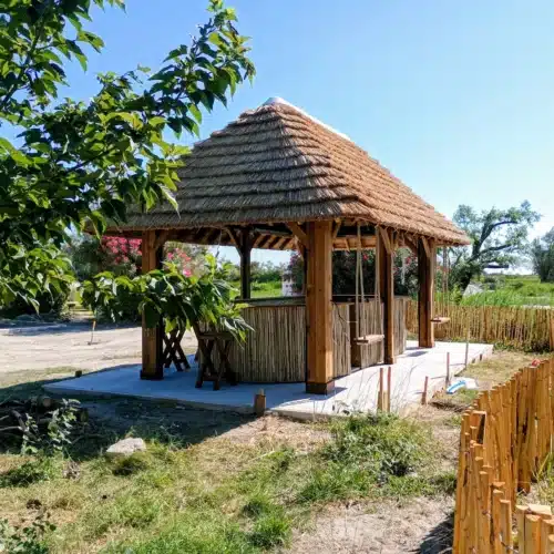 Fabrication et installation d'une paillote bar et son comptoir en bois dans un mas en Camargue par Ekolinea