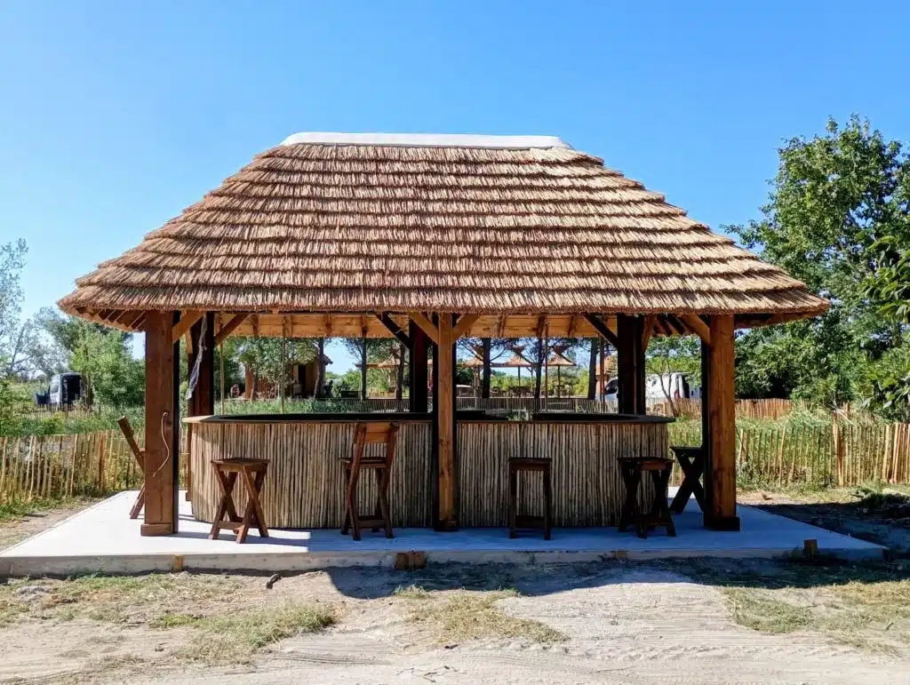 Paillote snack bar bois roseau Fabrication artisanale d'une paillote bar en bois et en roseau de Camargue. Atmosphère tropicale.