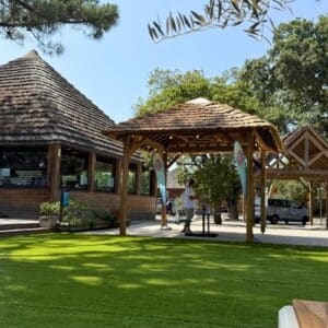 Fabrication et inatllation d'une paillote en bois et en roseau dans un camping en Corse