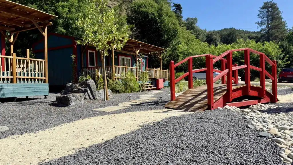Passerelle pont japonais en bois Fabrication artisanale d'une passerelle pont japonais en bois par Ekolinea Ekolinea propose des aménagements durables en bois