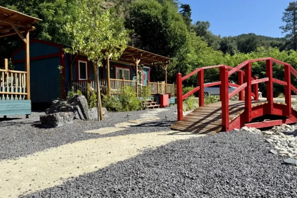 Fabrication artisanale d'une passerelle pont japonais en bois par Ekolinea Ekolinea propose des aménagements durables en bois