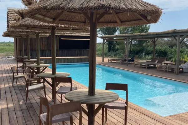 Fabrication et installation d'une pergola sur mesure en bois Eucalyptus et une couverture en roseau de Camargue