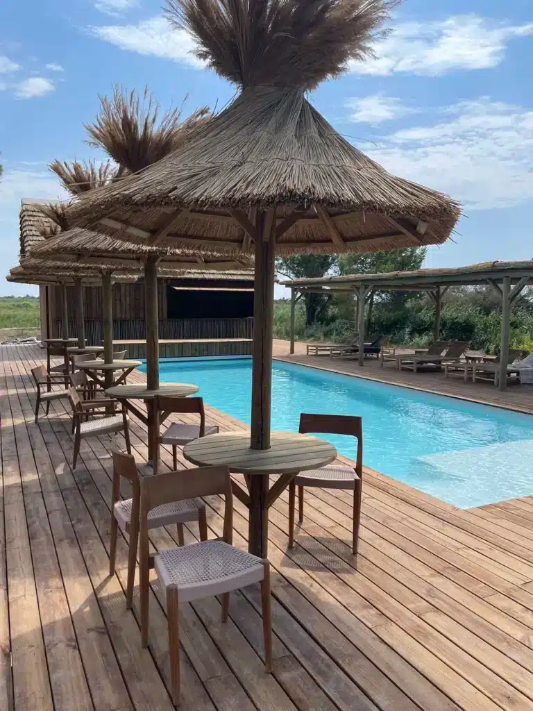 Pergola bois roseau Fabrication et installation d'une pergola sur mesure en bois Eucalyptus et une couverture en roseau de Camargue