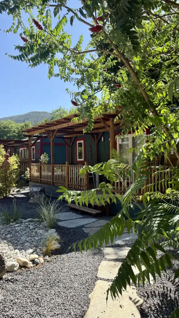 Personnalisation de mobil-home Personnalisation en bois du bardage d'un mobil-home.