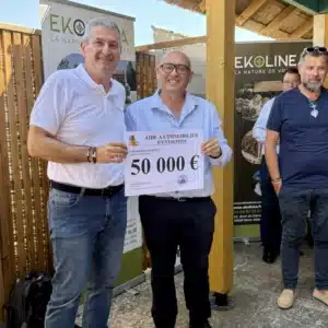 Remise de chèque par le président de la Communauté de communes Beaucaire Terre d’Argence et maire de Bellegarde.