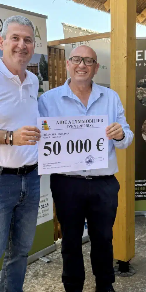 Remise de chèque par le président de la Communauté de communes Beaucaire Terre d’Argence et maire de Bellegarde.