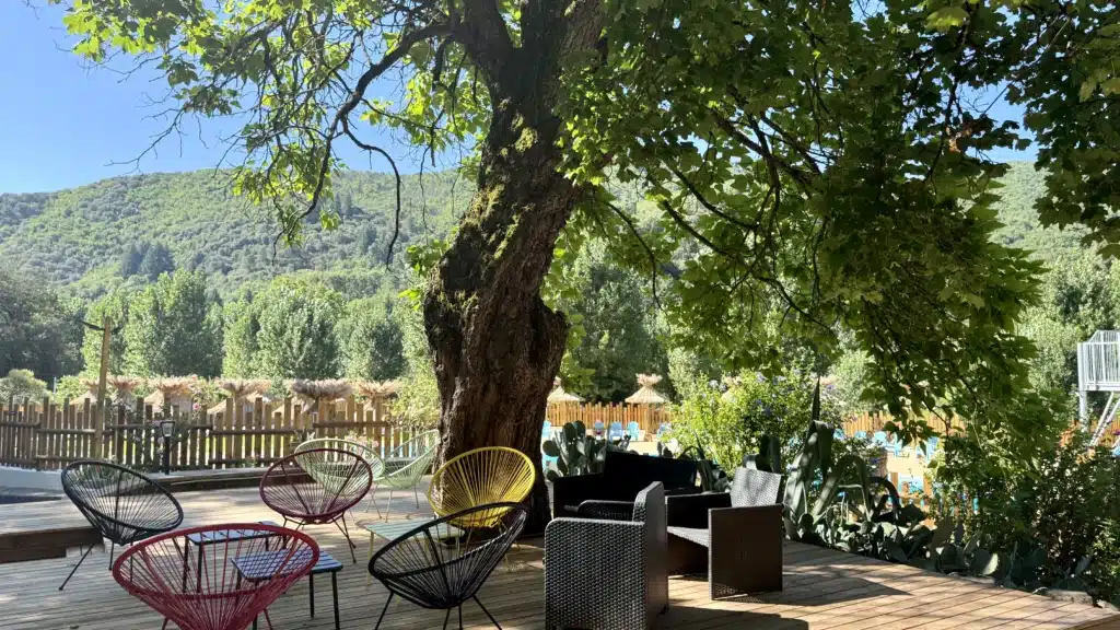 Terrasse bois espace détente Fabrication et pose d'une terrasse en bois dans l'espace détente d'un camping dans les Cévennes par Ekolinea. Des aménagements extérieurs durables pour vos espaces.