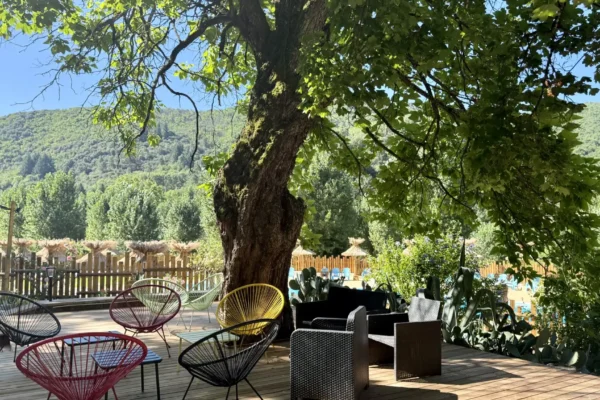 Fabrication et pose d'une terrasse en bois dans l'espace détente d'un camping dans les Cévennes par Ekolinea. Des aménagements extérieurs durables pour vos espaces.